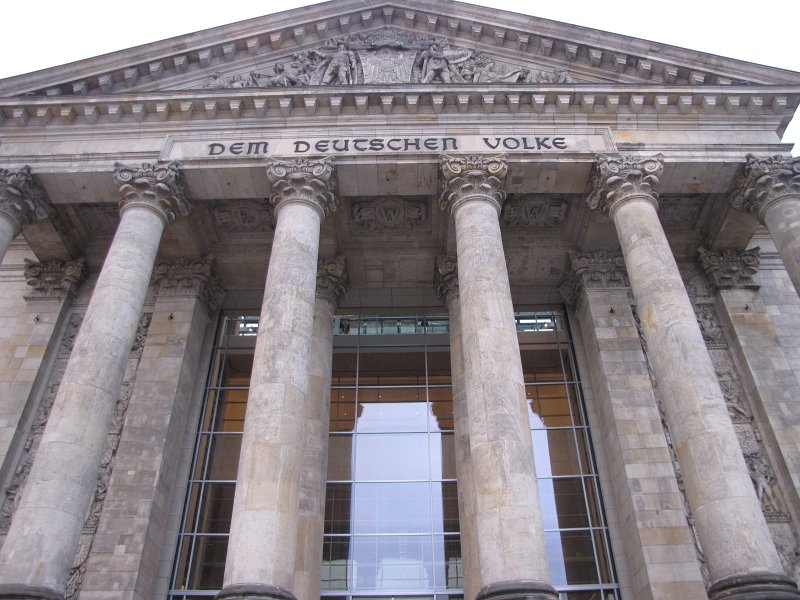 voorzijde reichstag.jpg - Twee uur: we worden verwacht in de Reichstag (of beter gezegd bij de Bundestag) voor een rondleiding door het gebouw. Een tip die we graag even doorgeven: wil je een rondleiding dan kun je het beste reserveren via het internet. Je hoeft dan niet te wachten en kan op het afgesproken tijdstip zo naar binnen. Zonder reservering kom je in ieder geval niet binnen.